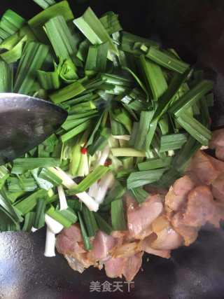 腊肉炒青蒜的做法步骤：3