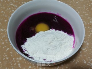 火龙果鸡蛋卷饼的做法步骤：1