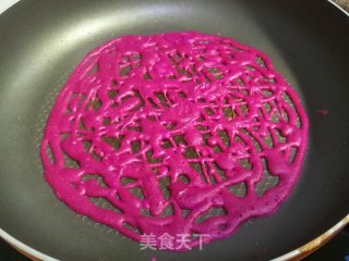火龙果鸡蛋卷饼的做法步骤：4