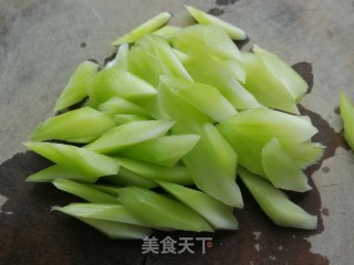 腰果炒莴笋的做法步骤：2
