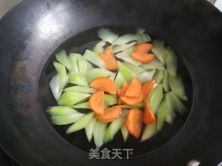 腰果炒莴笋的做法步骤：3