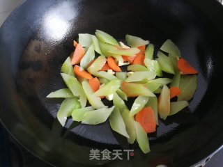 腰果炒莴笋的做法步骤：5
