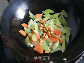 腰果炒莴笋的做法步骤：6