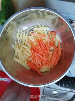 青椒土豆胡萝卜丝的做法步骤：2