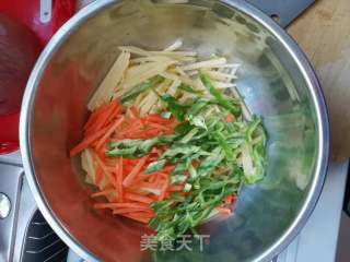 青椒土豆胡萝卜丝的做法步骤：4
