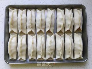 白菜猪肉煎饺的做法步骤：8