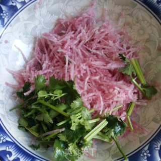 香菜凉拌红萝卜的做法步骤：2