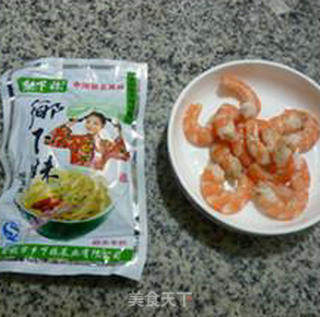 榨菜丝虾肉炒黄豆芽的做法步骤：2