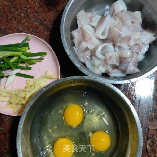 爆炒鱿鱼圈的做法步骤：2