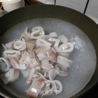 爆炒鱿鱼圈的做法步骤：3