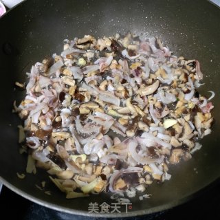 鱿鱼香菇虾皮米粉的做法步骤：3