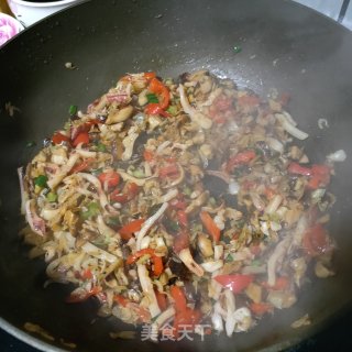 鱿鱼香菇虾皮米粉的做法步骤：5