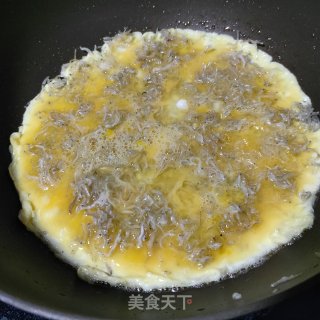 丁香鱼煎蛋的做法步骤：3