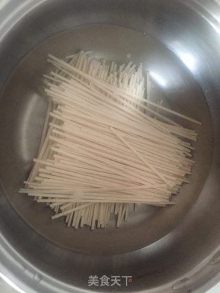 抗菌消炎拌面 大蒜烧肉拌面的做法步骤：1