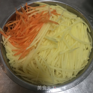 孜然土豆丝的做法步骤：1