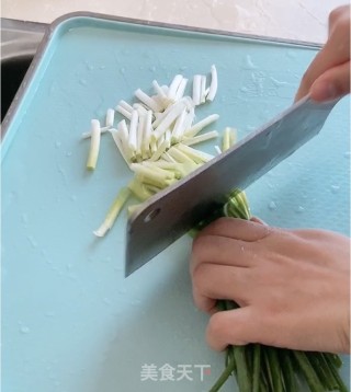 香葱炒鸡蛋的做法步骤：1