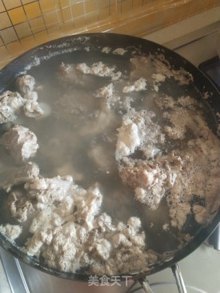美味羊蝎子火锅的做法步骤：3