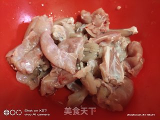 花菜炒牛蛙的做法步骤：1
