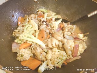 花菜炒牛蛙的做法步骤：5