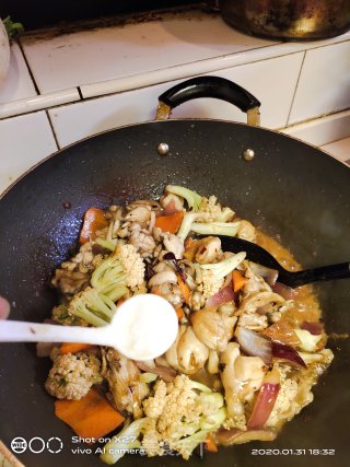 花菜炒牛蛙的做法步骤：7