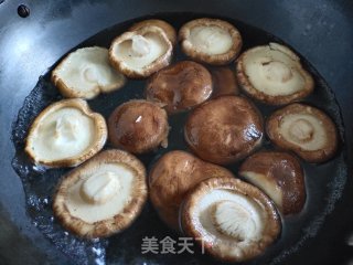香菇烧土豆的做法步骤：2