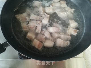 板栗红烧肉的做法步骤：1