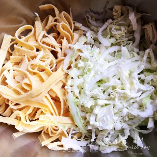 豆皮丝拌白菜丝的做法步骤：3
