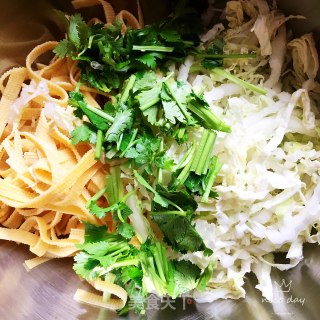 豆皮丝拌白菜丝的做法步骤：4