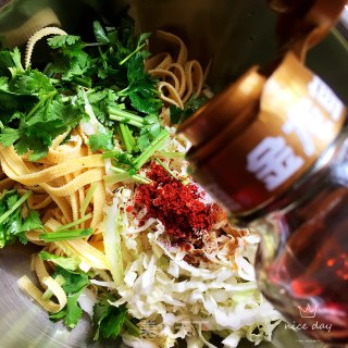 豆皮丝拌白菜丝的做法步骤：6