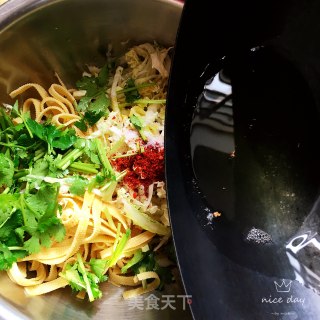 豆皮丝拌白菜丝的做法步骤：7