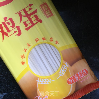 蛋丝红油酸汤面的做法步骤：1