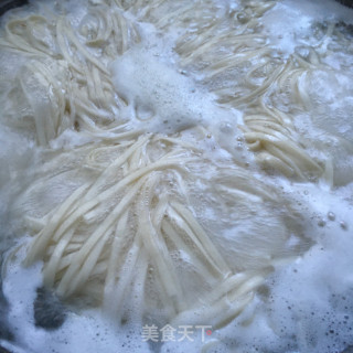蛋丝红油酸汤面的做法步骤：12