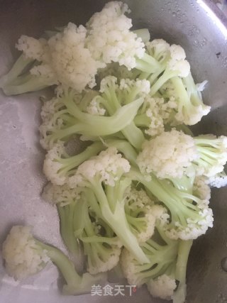 菜花炒黑木耳的做法步骤：1