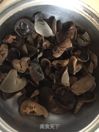 菜花炒黑木耳的做法步骤：2