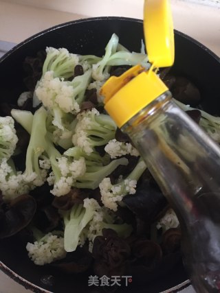 菜花炒黑木耳的做法步骤：7