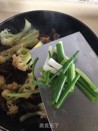 菜花炒黑木耳的做法步骤：8
