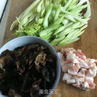 五花肉西芹炒木耳的做法步骤：1