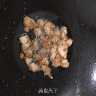 五花肉西芹炒木耳的做法步骤：2