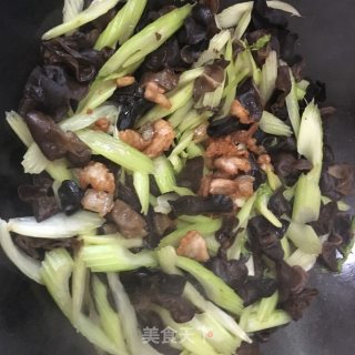 五花肉西芹炒木耳的做法步骤：5