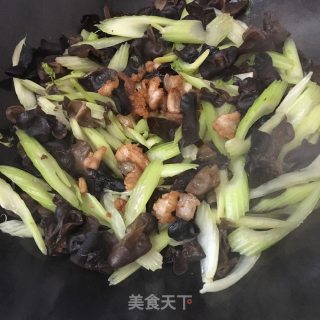 五花肉西芹炒木耳的做法步骤：6