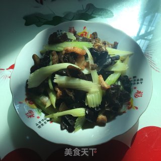 五花肉西芹炒木耳的做法步骤：8