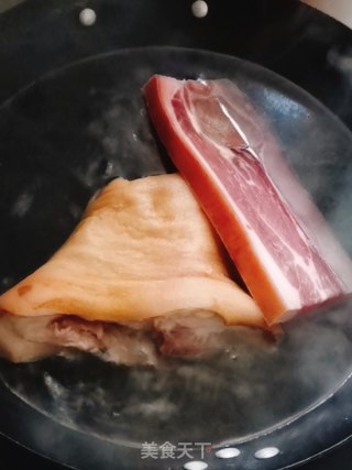 红楼梦之火腿炖肘子的做法步骤：1