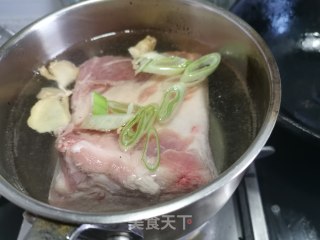 包菜回锅肉的做法步骤：2