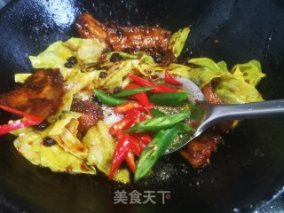 包菜回锅肉的做法步骤：16