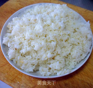 葱香火腿蛋炒饭的做法步骤：1
