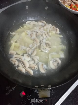减脂笋菇汤的做法步骤：7