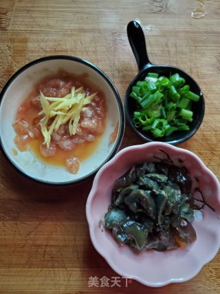 皮蛋瘦肉二米粥的做法步骤：1