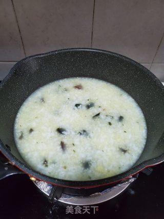 皮蛋瘦肉二米粥的做法步骤：3