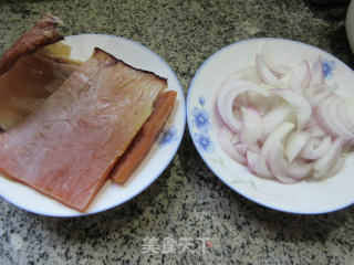 鱿鱼干炒洋葱的做法步骤：1
