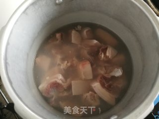 香菇炖五花肉的做法步骤：2